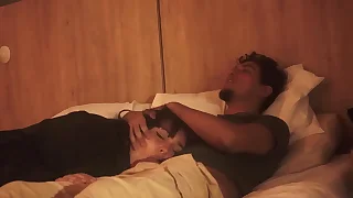 Mi hermanastro me mete su pene en mi boca mientras estamos acostados&comma;no tuvo piedas con mi boquita y me la lleno de leche tratandome como su putita